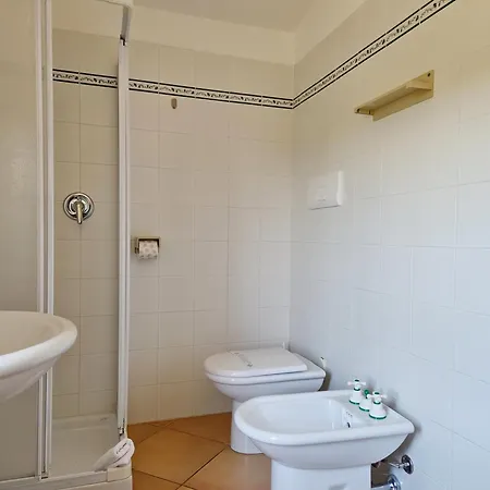 Scogliera - Con Veranda A Circa 700 Mt Dalla Di Fuile E Mare * Кала-Либеротто