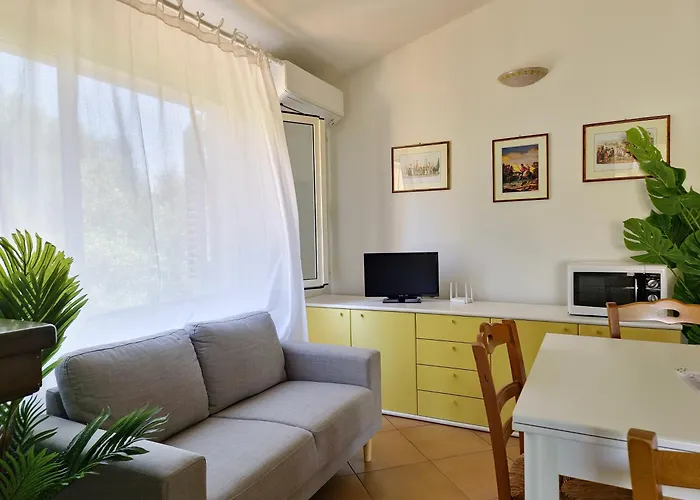 Scogliera - Con Veranda A Circa 700 Mt Dalla Di Fuile E Mare